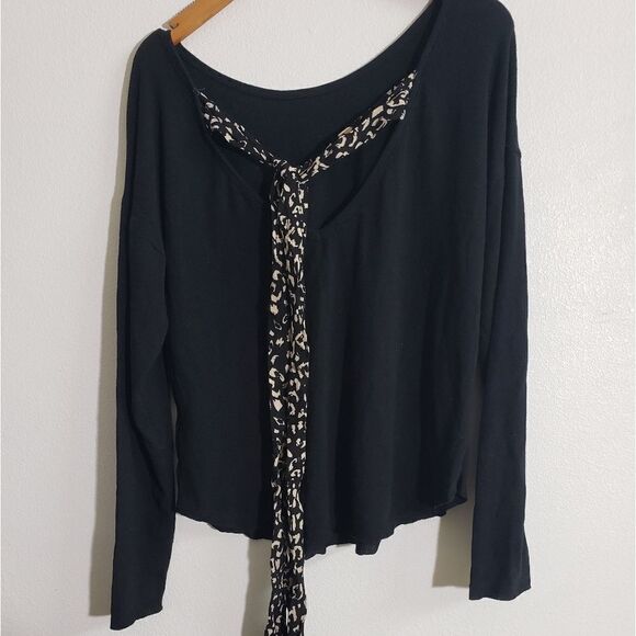 Long sleeve shirt with leopard scarf back - Picture 1 of 3